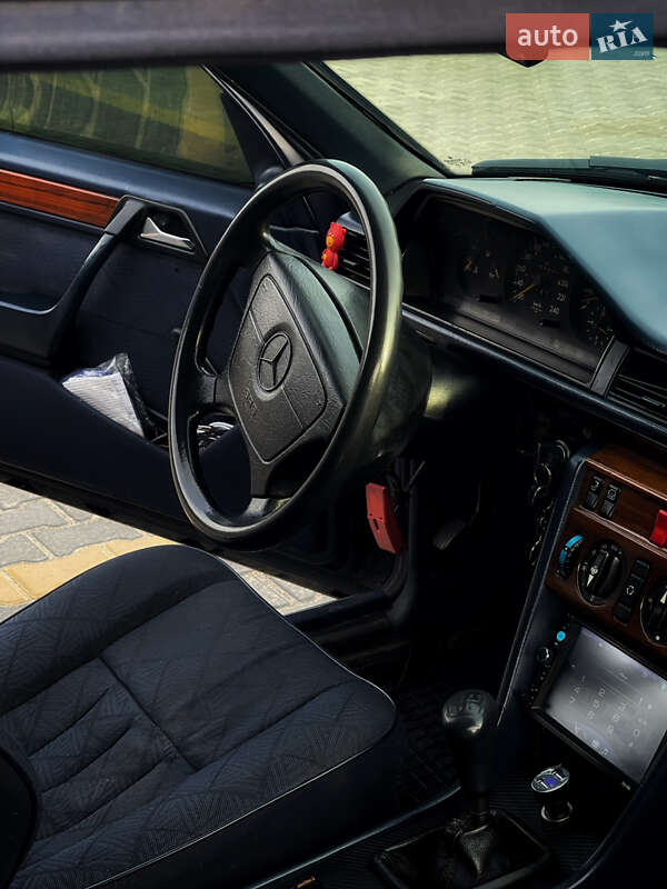 Седан Mercedes-Benz E-Class 1988 в Николаеве