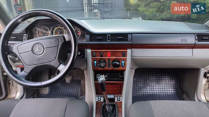 Седан Mercedes-Benz E-Class 1993 в Чернівцях