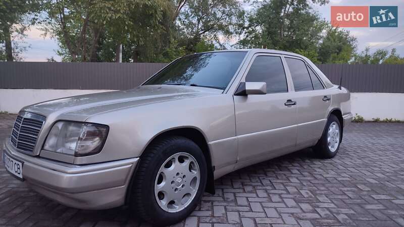Седан Mercedes-Benz E-Class 1993 в Чернівцях