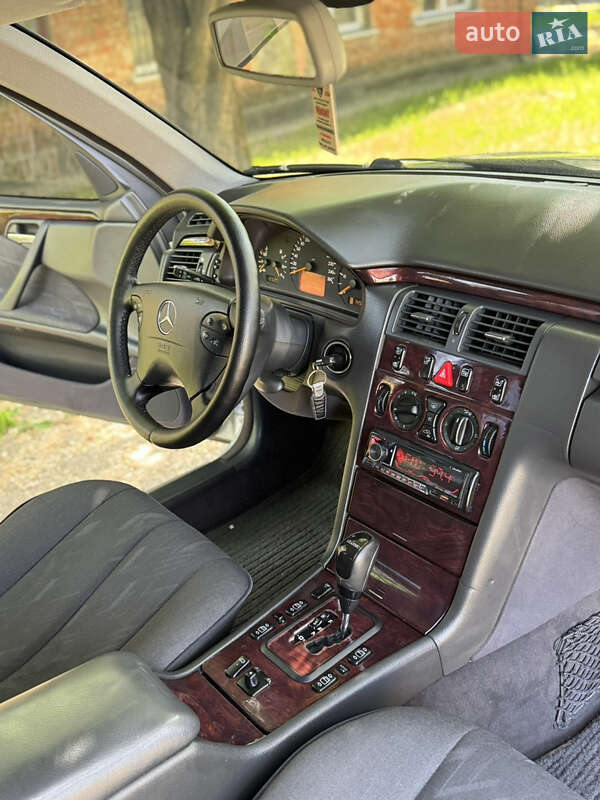 Седан Mercedes-Benz E-Class 2001 в Запоріжжі