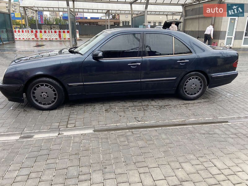 Седан Mercedes-Benz E-Class 2001 в Южном