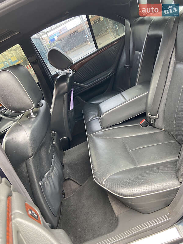 Седан Mercedes-Benz E-Class 2001 в Южном