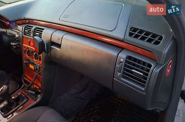 Седан Mercedes-Benz E-Class 2000 в 