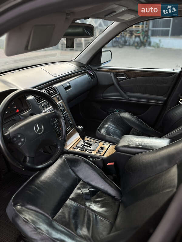 Седан Mercedes-Benz E-Class 2001 в Киеве