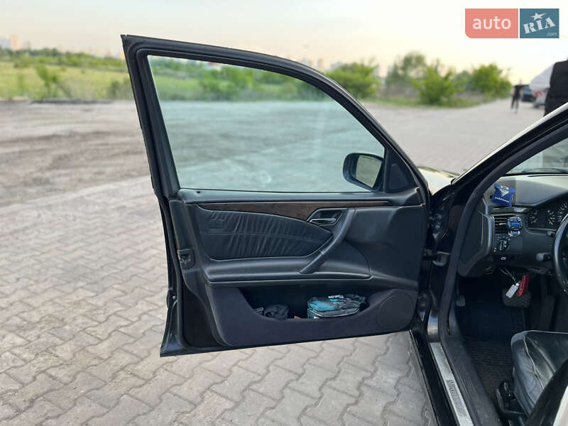 Седан Mercedes-Benz E-Class 2001 в Киеве