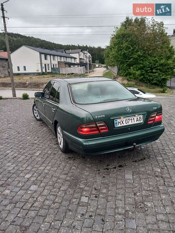 Седан Mercedes-Benz E-Class 2000 в Кременце