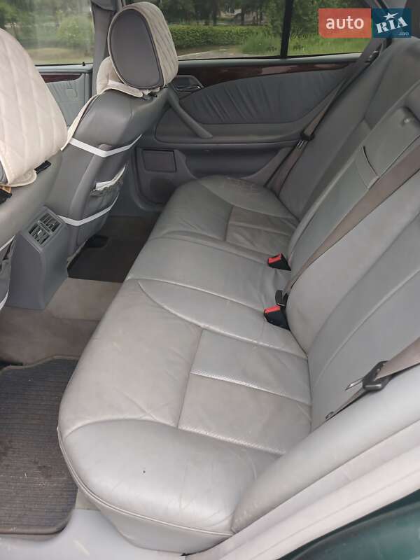 Седан Mercedes-Benz E-Class 2000 в Кременце