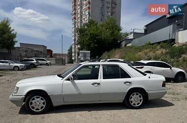 Седан Mercedes-Benz E-Class 1995 в Днепре