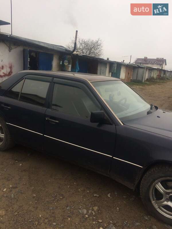 Седан Mercedes-Benz E-Class 1995 в Бориславі