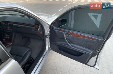 Седан Mercedes-Benz E-Class 2001 в 