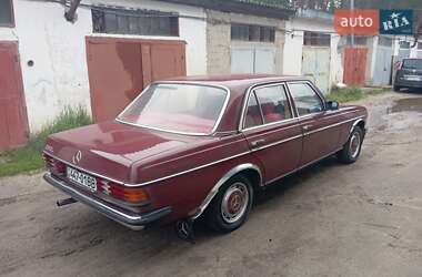 Седан Mercedes-Benz E-Class 1982 в 