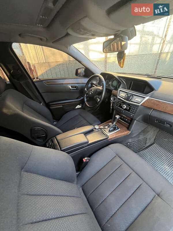 Седан Mercedes-Benz E-Class 2011 в Виноградові