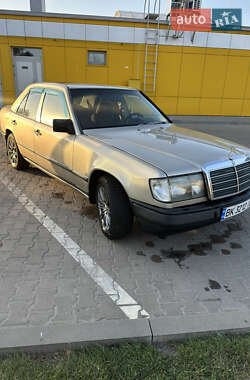 Седан Mercedes-Benz E-Class 1988 в Дубні