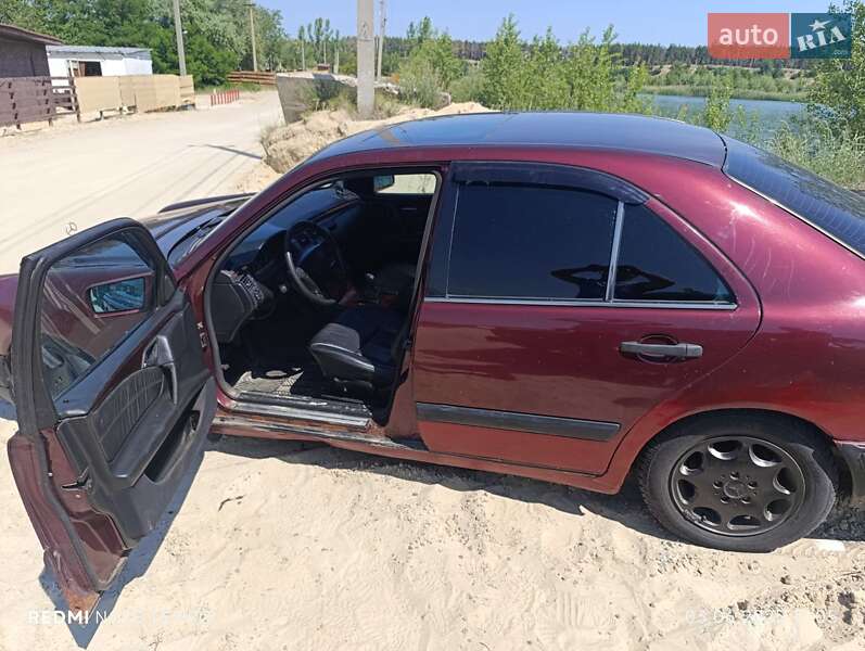 Седан Mercedes-Benz E-Class 1995 в 