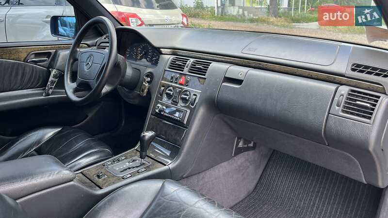 Седан Mercedes-Benz E-Class 1997 в Николаеве