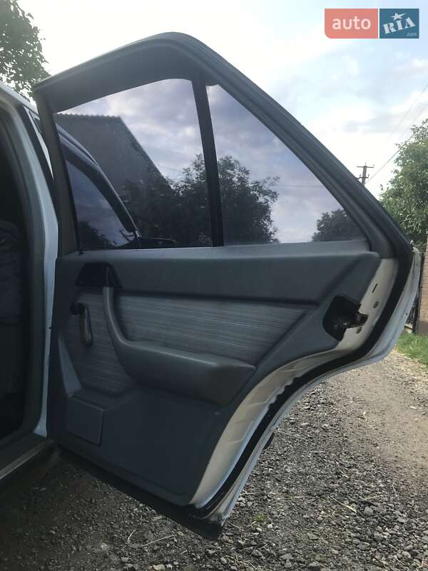 Седан Mercedes-Benz E-Class 1988 в Одессе