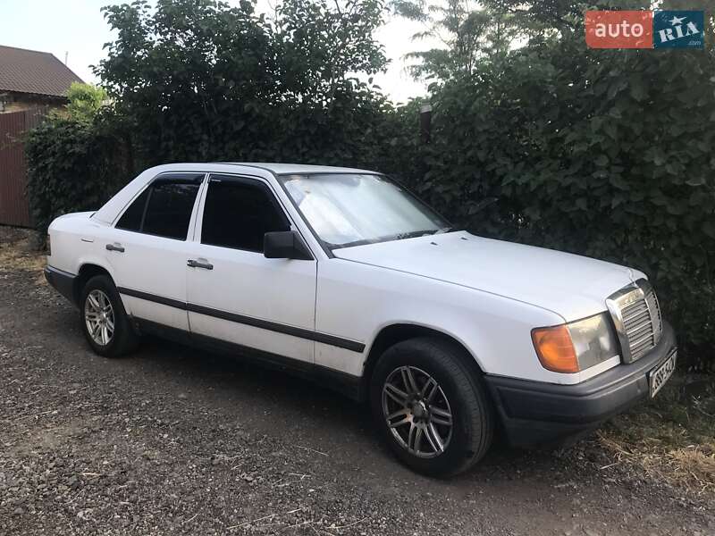Седан Mercedes-Benz E-Class 1988 в Одессе