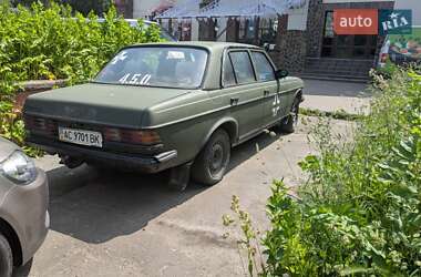 Седан Mercedes-Benz E-Class 1981 в 