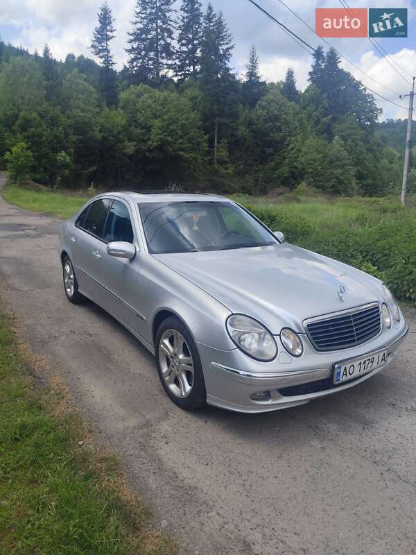 Седан Mercedes-Benz E-Class 2006 в Воловце