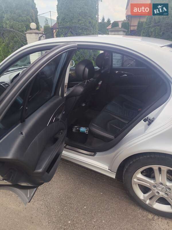 Седан Mercedes-Benz E-Class 2006 в Воловце