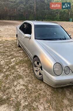 Седан Mercedes-Benz E-Class 2001 в Вараші