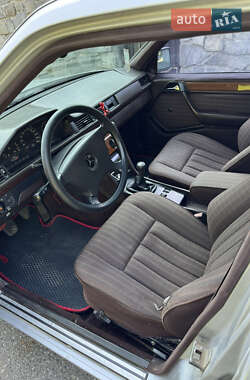Седан Mercedes-Benz E-Class 1990 в 