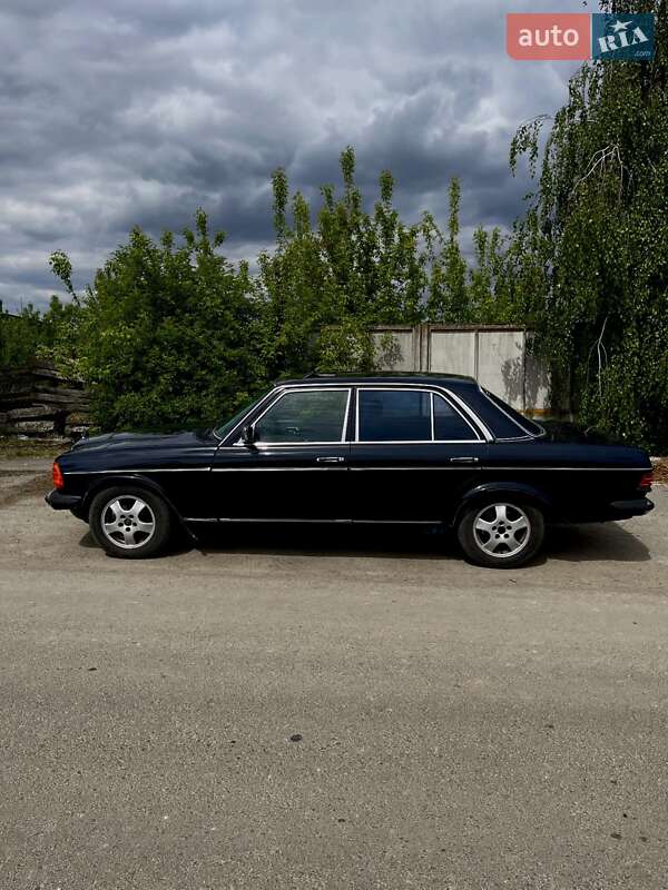 Седан Mercedes-Benz E-Class 1983 в Ровно