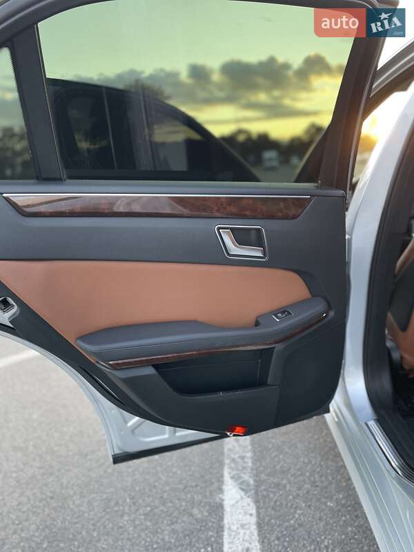 Седан Mercedes-Benz E-Class 2012 в Дніпрі