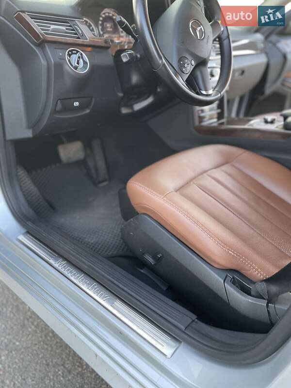 Седан Mercedes-Benz E-Class 2012 в Дніпрі