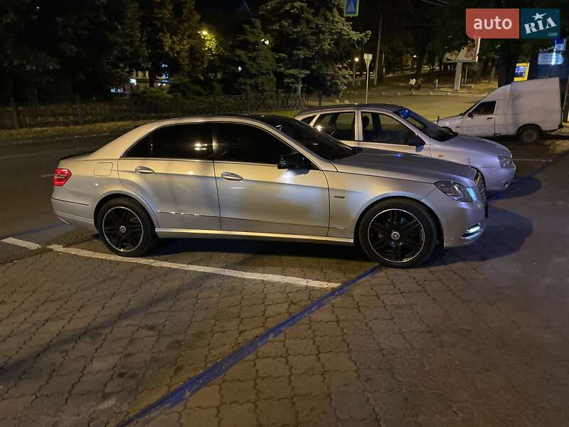 Седан Mercedes-Benz E-Class 2012 в Дніпрі