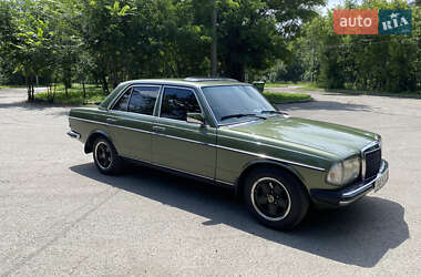 Седан Mercedes-Benz E-Class 1980 в 