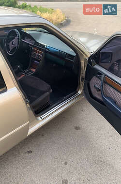 Седан Mercedes-Benz E-Class 1993 в 