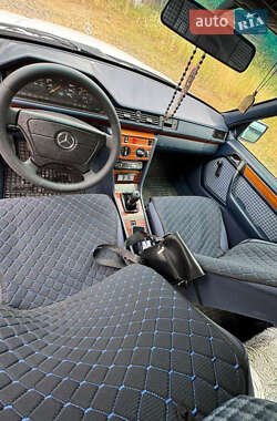Седан Mercedes-Benz E-Class 1993 в 