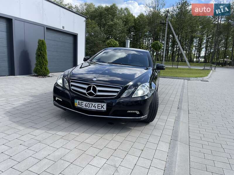 Купе Mercedes-Benz E-Class 2012 в 
