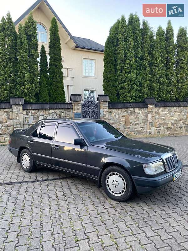 Седан Mercedes-Benz E-Class 1990 в Мостиске