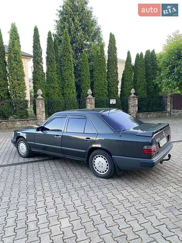 Седан Mercedes-Benz E-Class 1990 в Мостиске