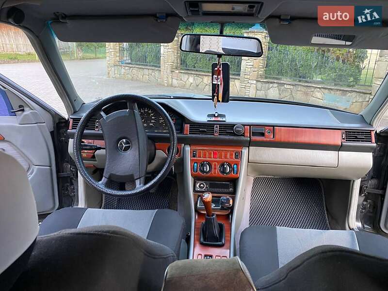 Седан Mercedes-Benz E-Class 1990 в Мостиске