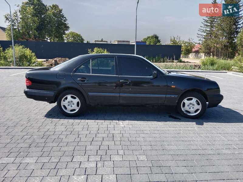 Седан Mercedes-Benz E-Class 1996 в Самборі