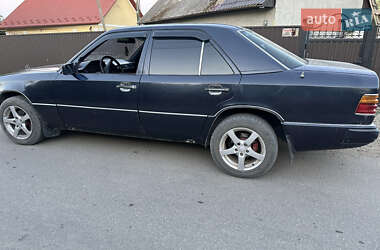Седан Mercedes-Benz E-Class 1985 в Черновцах