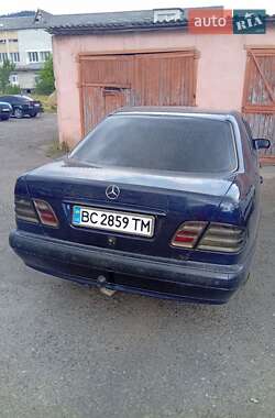 Седан Mercedes-Benz E-Class 2001 в Сколе
