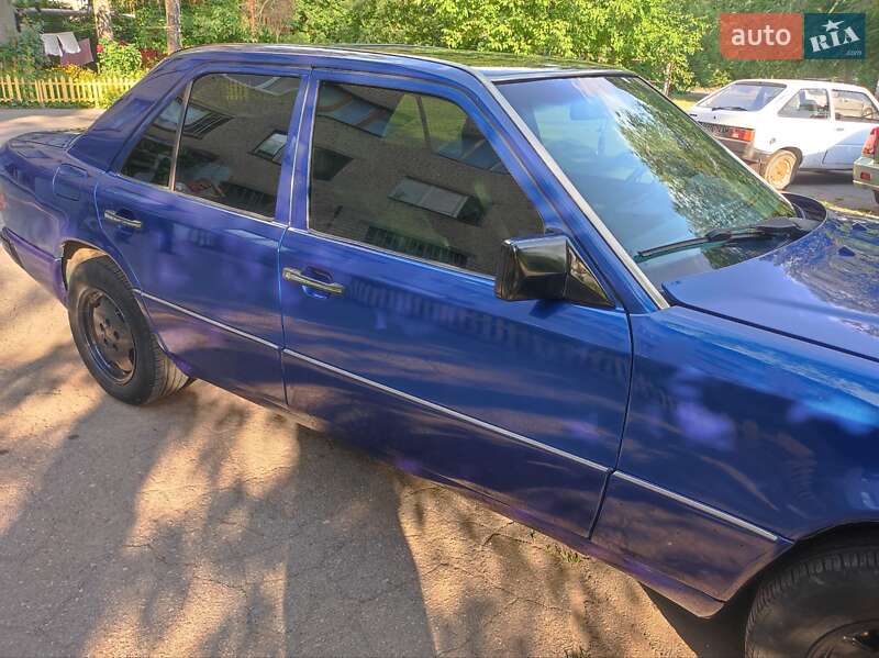 Седан Mercedes-Benz E-Class 1986 в Днепре