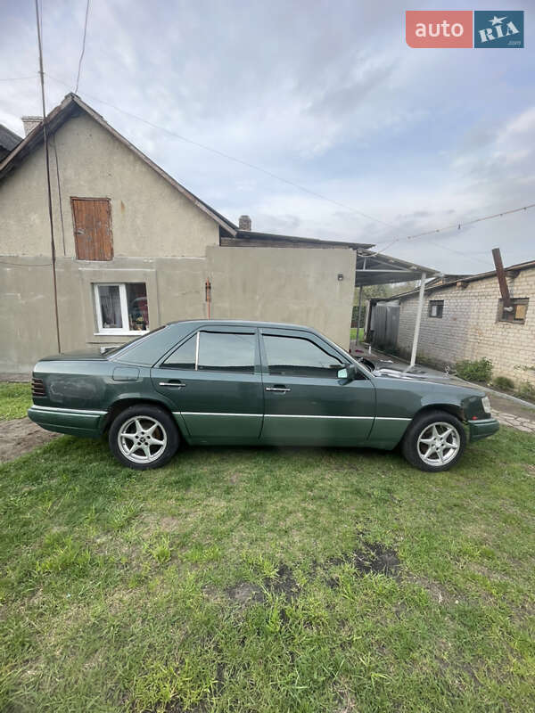 Седан Mercedes-Benz E-Class 1989 в Львове