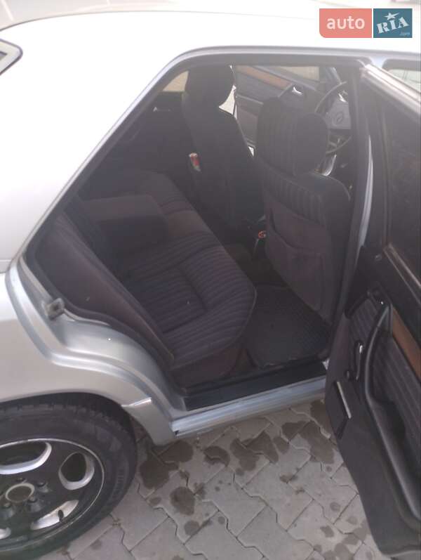 Седан Mercedes-Benz E-Class 1986 в Кицмани