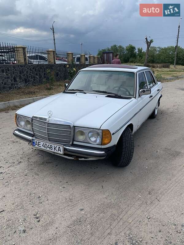 Седан Mercedes-Benz E-Class 1982 в Каневе