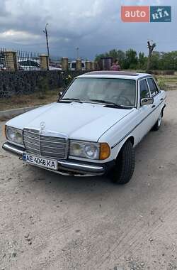 Седан Mercedes-Benz E-Class 1982 в 