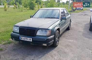 Седан Mercedes-Benz E-Class 1993 в Корце