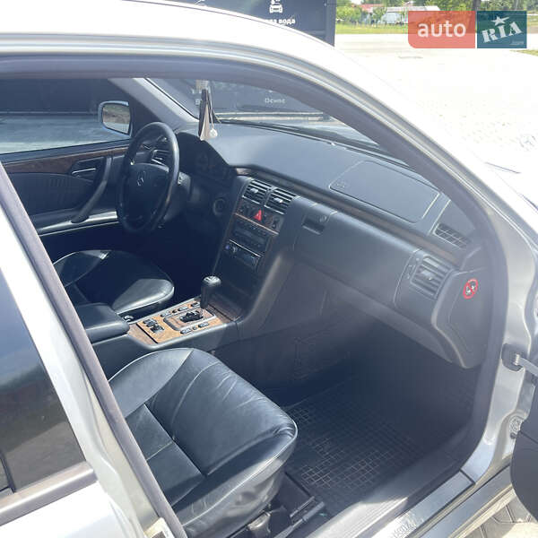 Седан Mercedes-Benz E-Class 1999 в Чернівцях