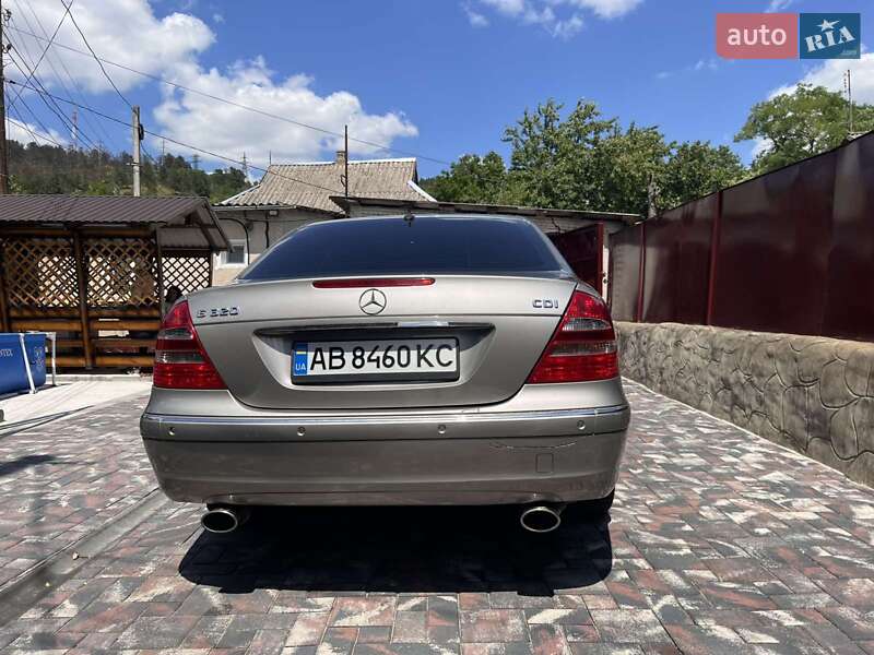 Седан Mercedes-Benz E-Class 2004 в Могилев-Подольске