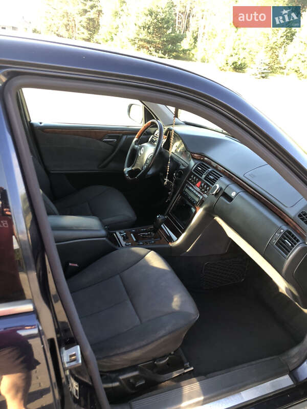 Седан Mercedes-Benz E-Class 2001 в Костополе