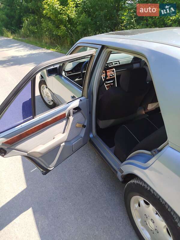 Седан Mercedes-Benz E-Class 1987 в Гусятине